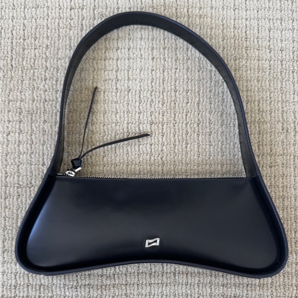 Sleek Black Leather Shoulder Bag with Curved Design
